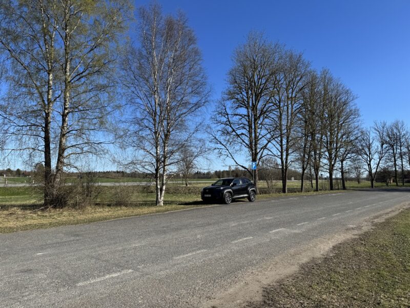 Le parking devant le manoir de Pagari n'est pas bien grand... mais je suis tout seul !