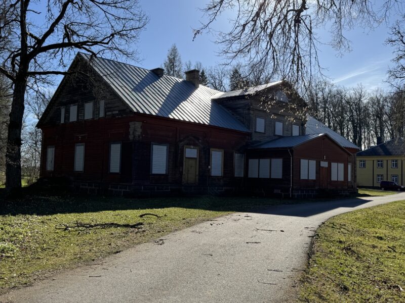 Le bâtiment principal du manoir de Pagari, fermé lors de mon passage