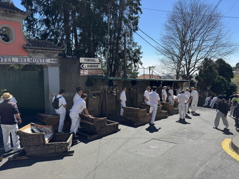 Des carrinhos, avec leur habit traditionnel et leur chapeau de paille, attendent les touristes pour leur faire dévaler les pentes du quartier de Monte dans un traineau en osier