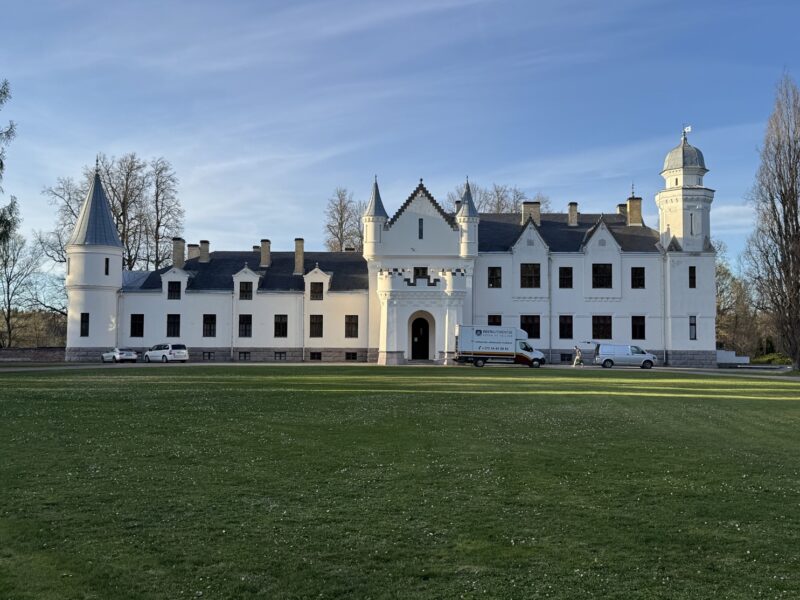Le château d'Alatskivi a été reconstruit en 1880 sur le modèle de la demeure royale britannique de Balmoral, avec ses tours caractéristiques