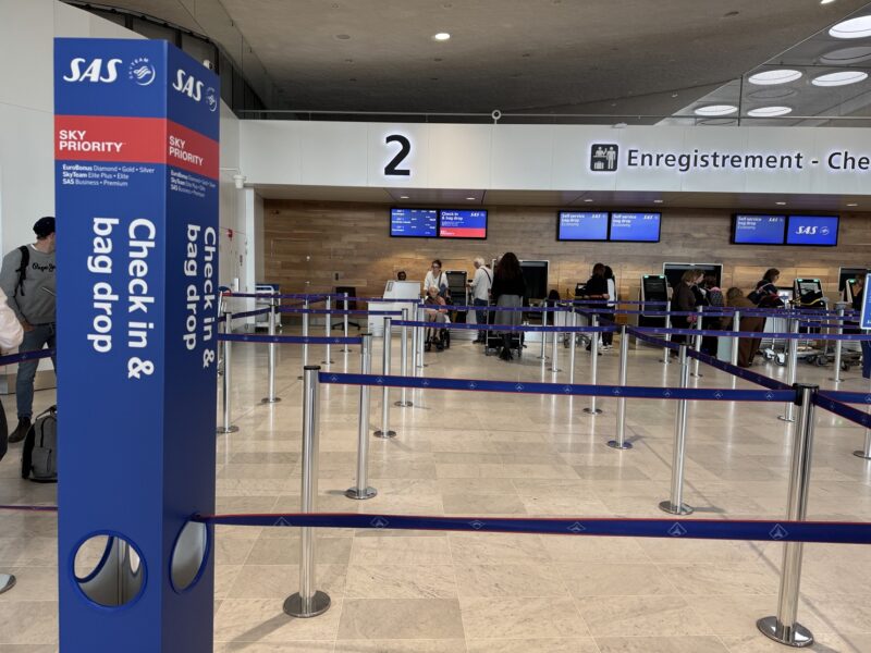 Les comptoirs d'enregistrement Skypriority de la compagnie SAS, au terminal 2D de l'aéroport de Roissy