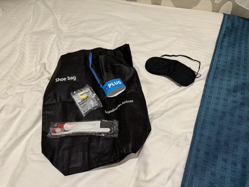 Le contenu de la trousse de confort de SAS, déballée dans ma chambre d'hôtel à Tokyo