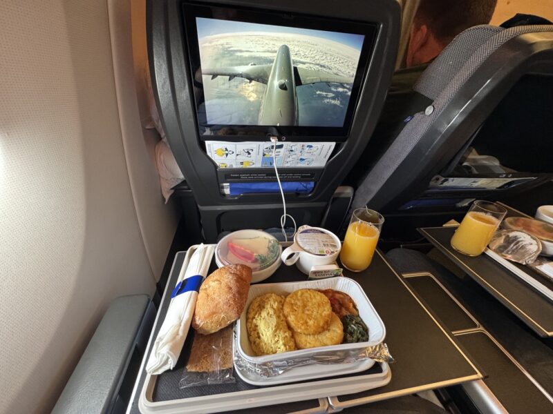 Environ 2h avant l'arrivée à Tokyo, le second service est composé d'un petit-déjeuner chaud, un peu plus léger