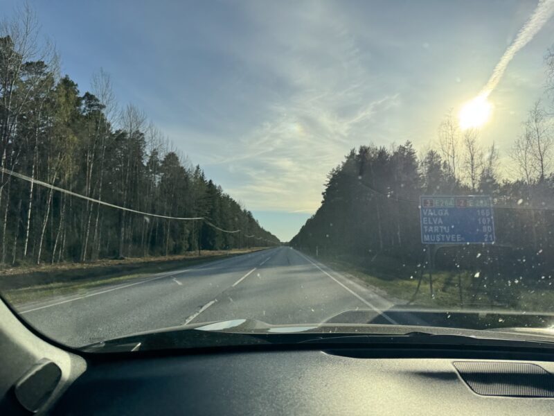 Sur la route de Tartu, à 80 kilomètres encore de ma destination du jour