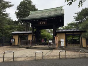 L'entrée principale du temple Gotoku-ji, à Tokyo (Japon)