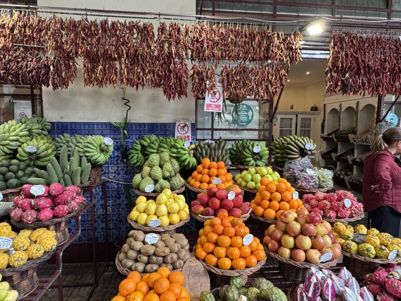 Un étal de fruits au Mercado dos Lavradores, à Funchal sur l'île de Madère (Portugal)