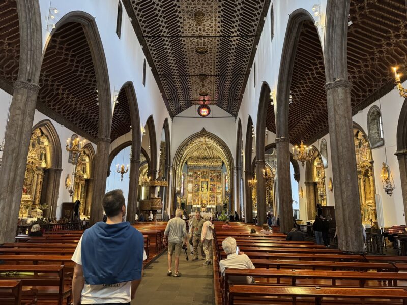 L'intérieur, richement décoré, de la cathédrale de Funchal à Madère