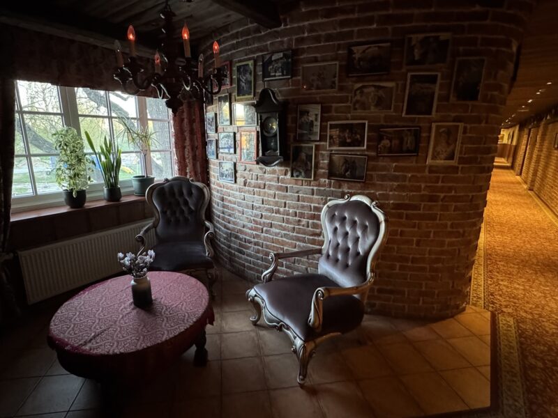 L'intérieur à peine rustique du couloir qui mène à ma chambre à l'hôtel Hansa, où j'ai passé la nuit à Tartu