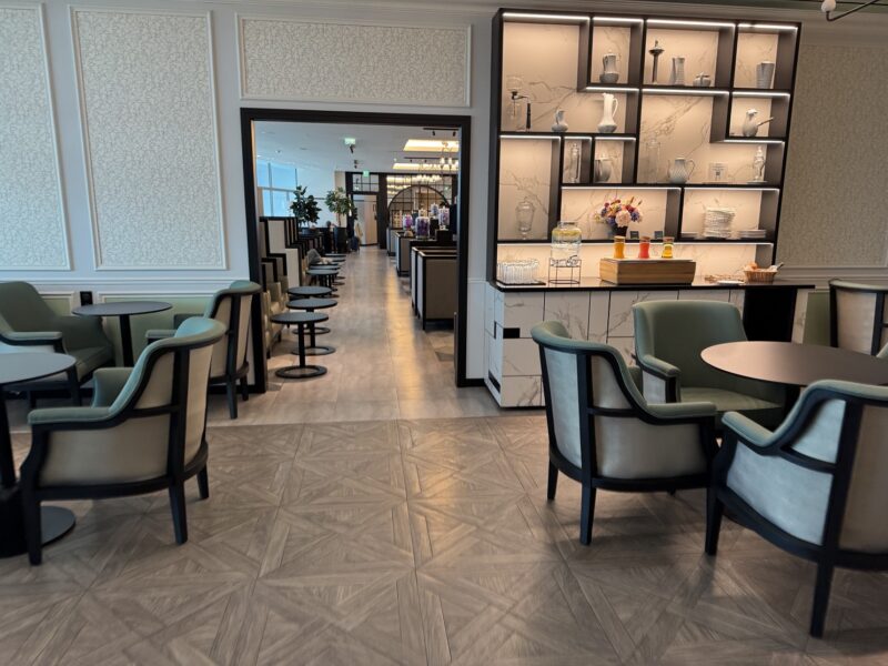 Le salon Extime propose une décoration chic, inspirée des brasseries parisiennes modernes