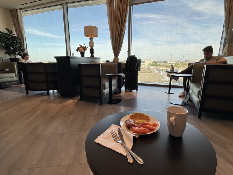 Au fond du salon Extime, quelques sièges isolés offrent une vue relative sur le tarmac
