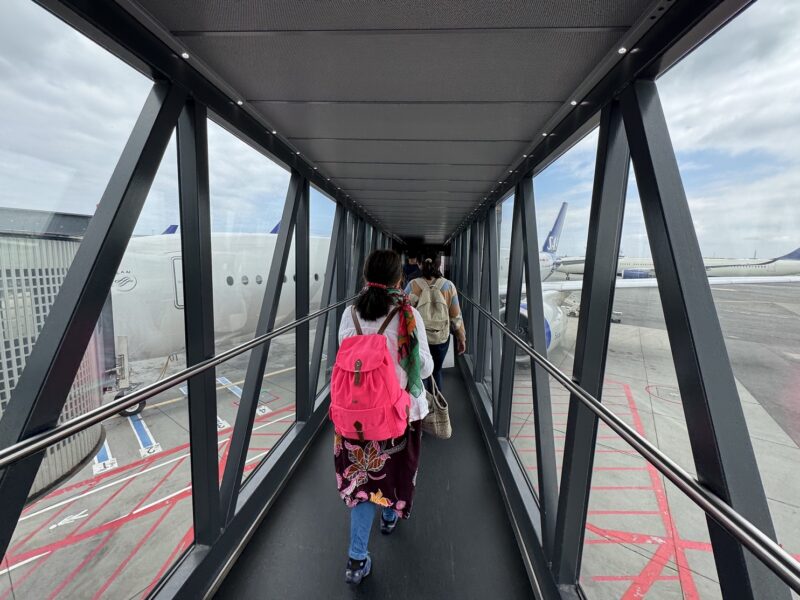 Dans la passerelle avant d'embarquer dans l'A350 vers Tokyo (vol SK983)