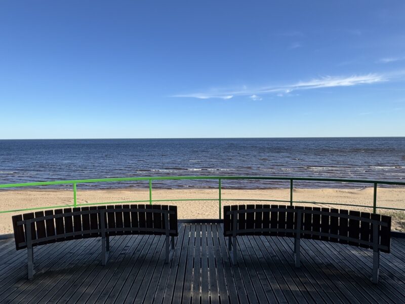 La plage de Kauksi, au bord du lac Peïpous qui constitue une frontière naturelle entre l'Estonie et la Russie