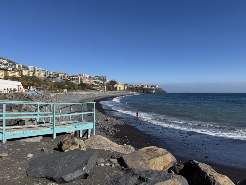 Praia Formosa est l'une des plus grandes plages de Madère, très prisée des habitants de Funchal en fin de journée