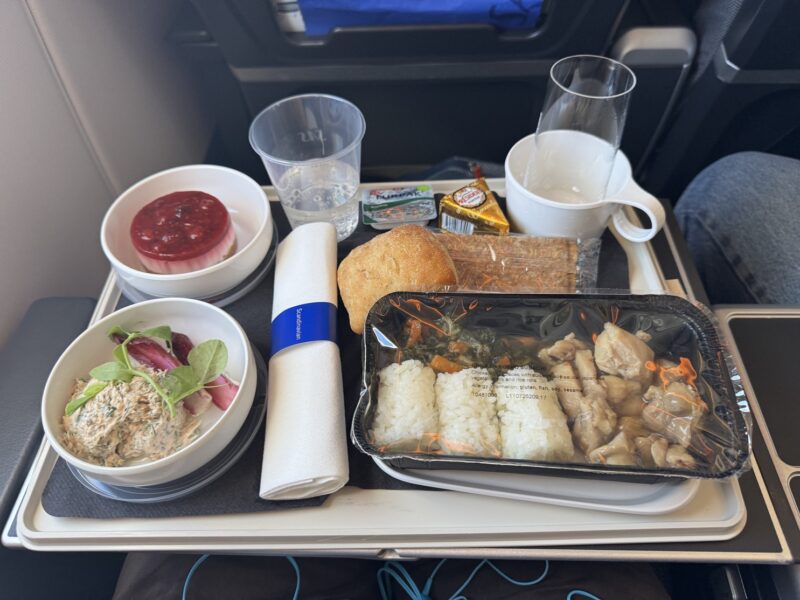La compagnie aérienne SAS propose un déjeuner copieux et qualitatif pour ce premier service en vol vers Tokyo