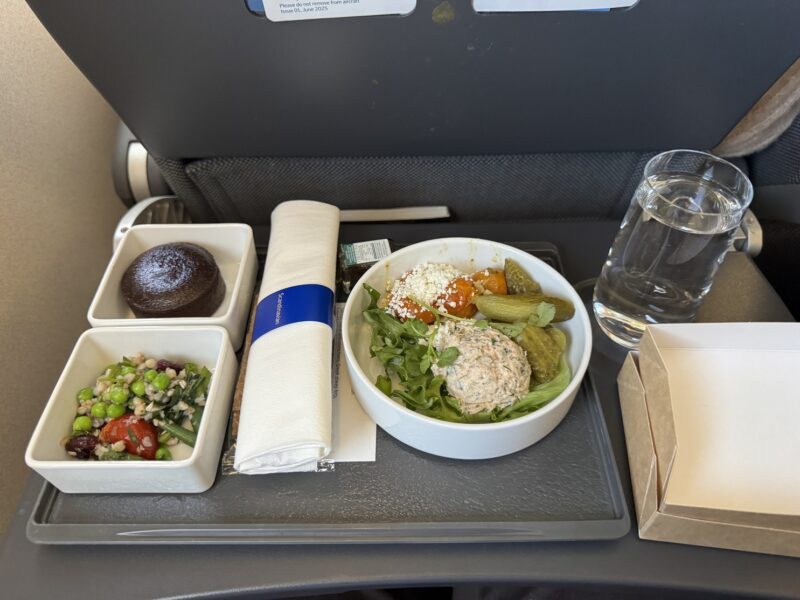 Le repas proposé en classe Affaires par SAS sur ce vol de pré-acheminement vers Copenhague est très convaincant