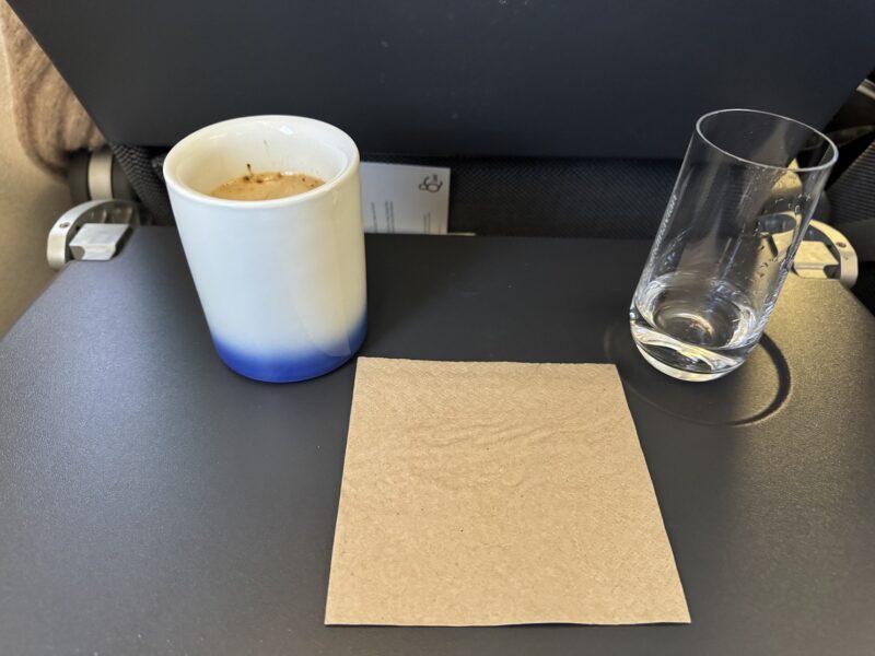 Pour finir : un café, servie dans une jolie tasse, étonnamment lourde pour un service d'avion !