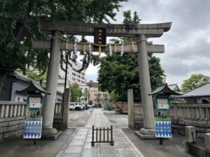 Le tori à l'entrée principale du sanctuaire d'Imado, à Tokyo (Japon)