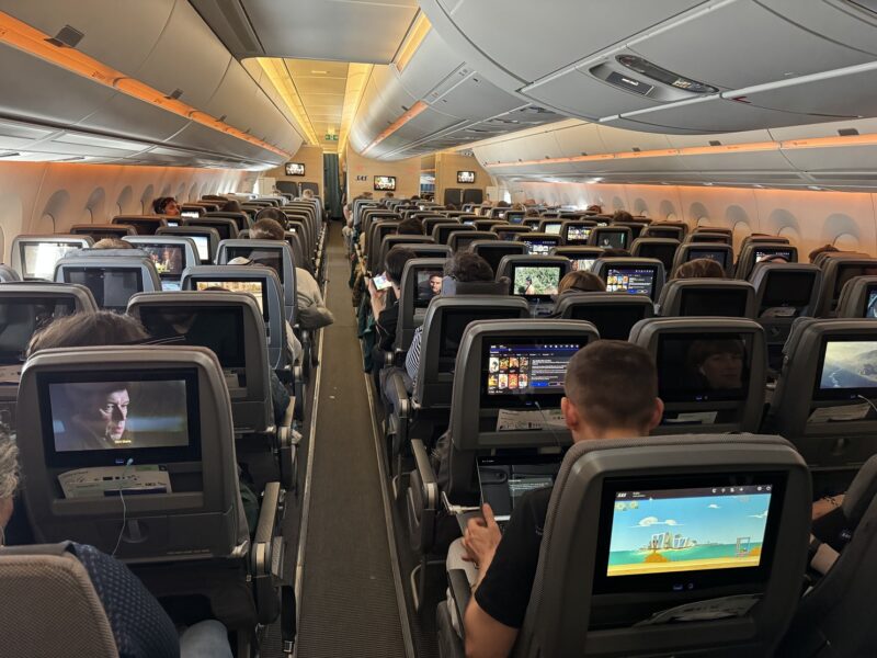 En classe économique, l'Airbus A350-900 de SAS offre une configuration classique en 3-3-3 : sur ce vol vers Tokyo, la cabine est plutôt clairsemée