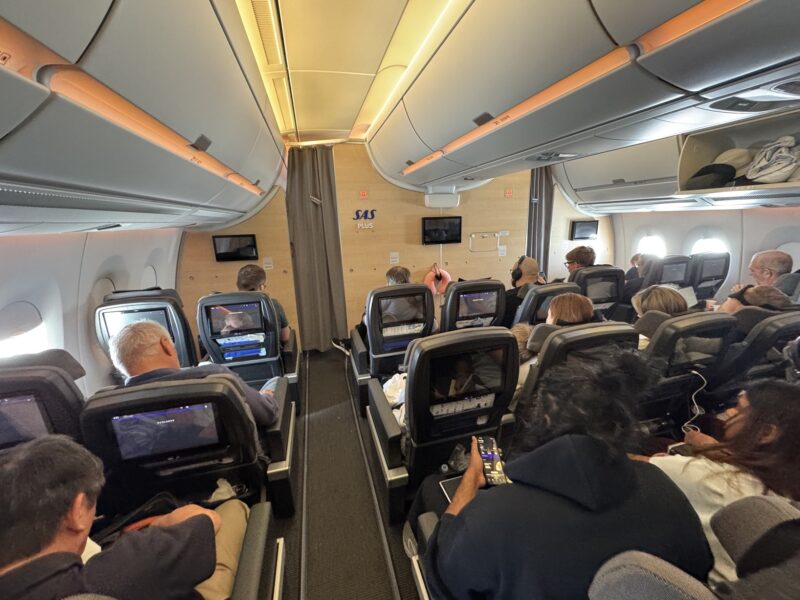 La vue sur la cabine Premium Economy de l'A350-900 de SAS, peu avant l'arrivée à Tokyo-Haneda