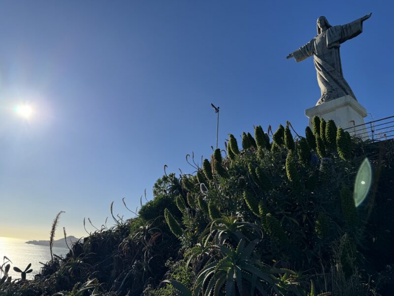 Au sud-est de Funchal (Madère), la statue du Christ rédempteur (Cristo Rei do Garajau) surplombe l'océan Atlantique