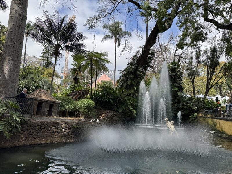 Une fontaine dans le jardin municipal de Funchal, sur l'île de Madère (Portugal)