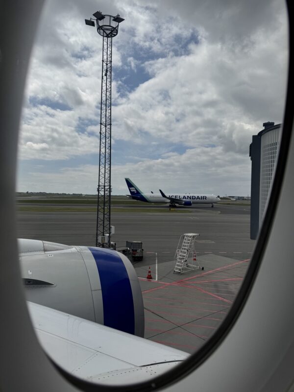 Ce Boeing 767 d'Icelandair offre un peu d'animation par le hublot pendant l'attente, le temps de la résolution du problème technique