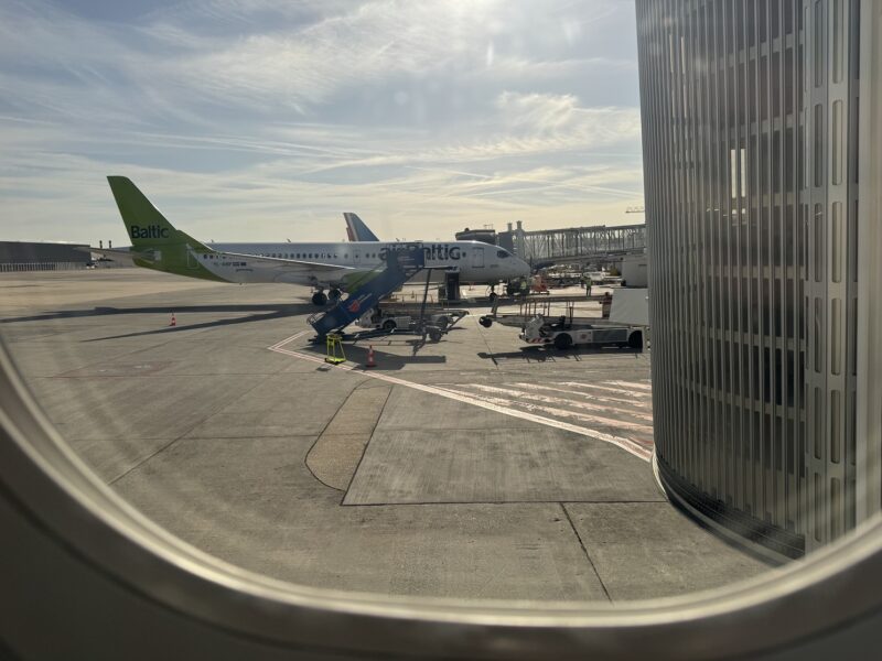 À côté de nous, cet Airbus A220 d'Air Baltic s'apprête à partir pour Riga