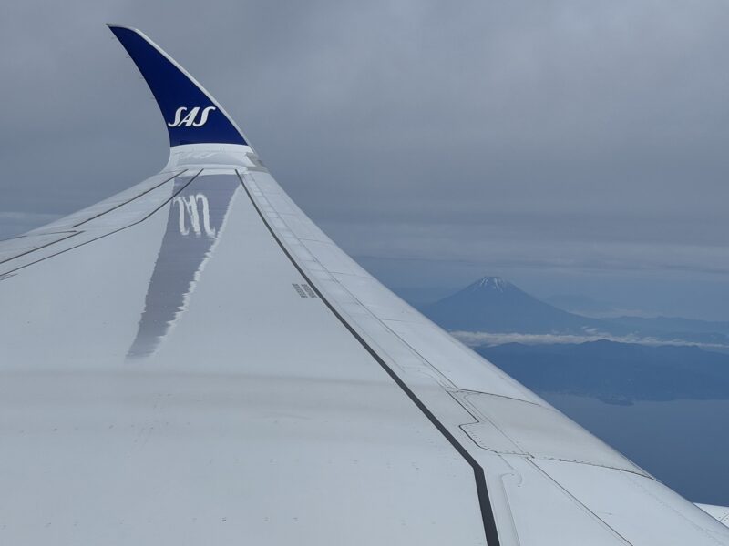 Malgré la couche nuageuse, j'ai eu la chance d'apercevoir depuis le hublot le mont Fuji lors de la descente vers Tokyo-Haneda