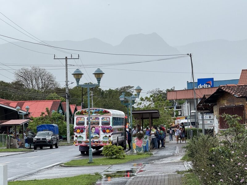 Un "diablo rojo", les bus colorés devenus l'un des symboles du Panama (ici à El Valle de Antón)