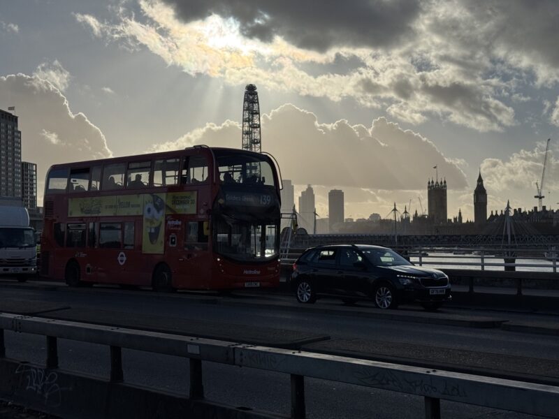 La vue sur Big Ben et le London Eye, caché derrière un bus à impériale, depuis le Waterloo Bridge (Londres, Royaume-Uni)