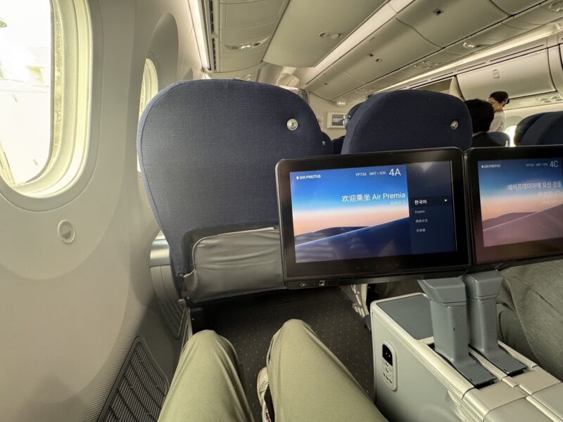 Les sièges du Boeing 787-900 en Wide Premium disposent d'écrans récents situés dans l'accoudoir du siège