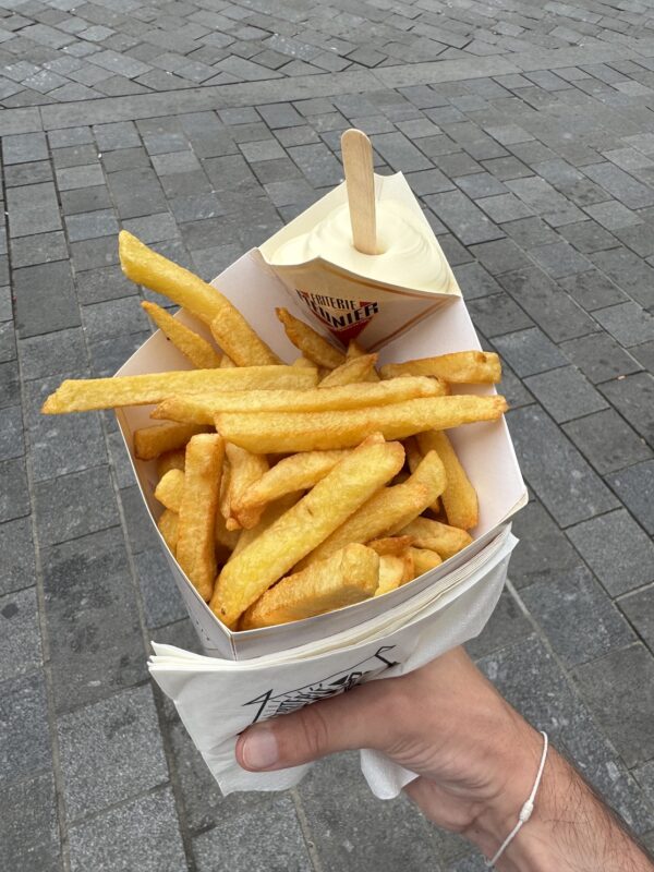 Le petit plaisir coupable d'un voyage dans le Nord : le cornet de frites (ici, à la friterie Meunier à Lille)