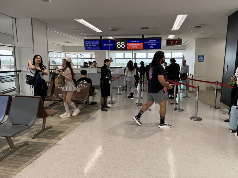 Les passagers de la classe Wide Premium disposent d'une file prioritaire pour embarquer dans l'avion