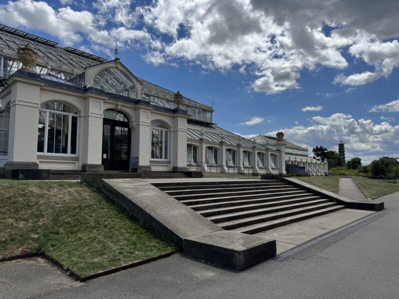 L'extérieur de Temperate House, avec la Great Pagoda en arrière-plan