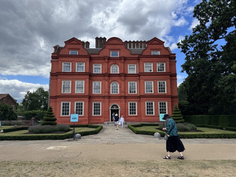 L'extérieur du Kew Palace, où a séjourné le roi George III, qu'on peut visiter librement avec un billet au Kew Gardens