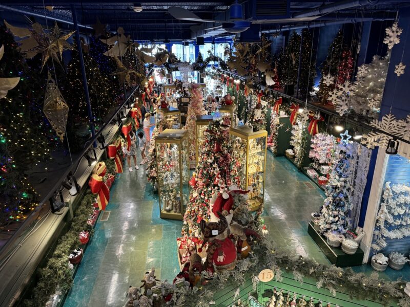 Même au plus fort de l'été, la Boutique de Noël fait briller la magie de Noël dans les rues de Québec...
