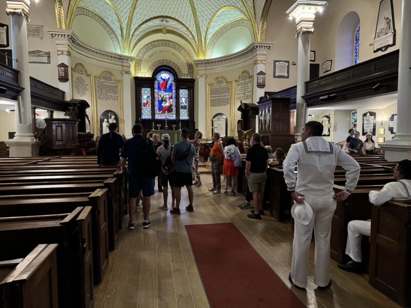 Des marins visitent eux aussi l'intérieur de la cathédrale de la Sainte-Trinité à Québec (Canada)