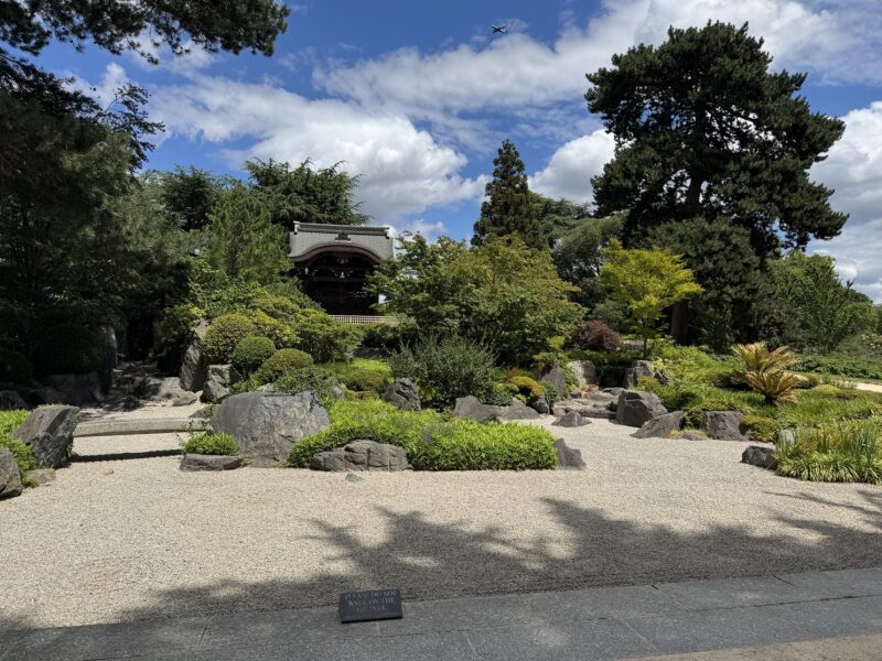 Le jardin japonais devant la Japonese Gateway (Chokushi-Mon), à l'ouest de Kew Gardens