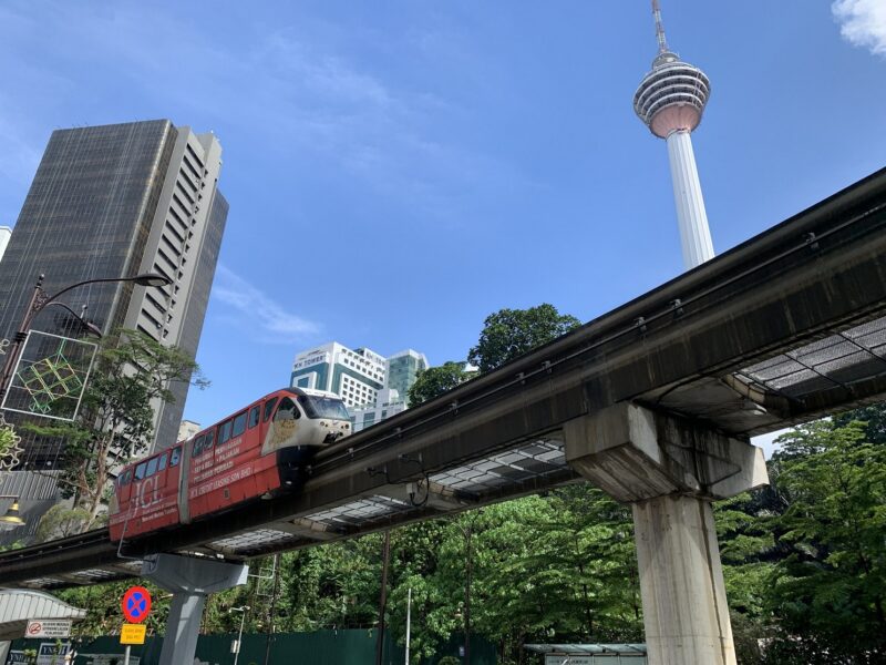 Depuis 2003, le Monorail traverse le centre-ville de Kuala Lumpur (ici, près de la KL Tower)