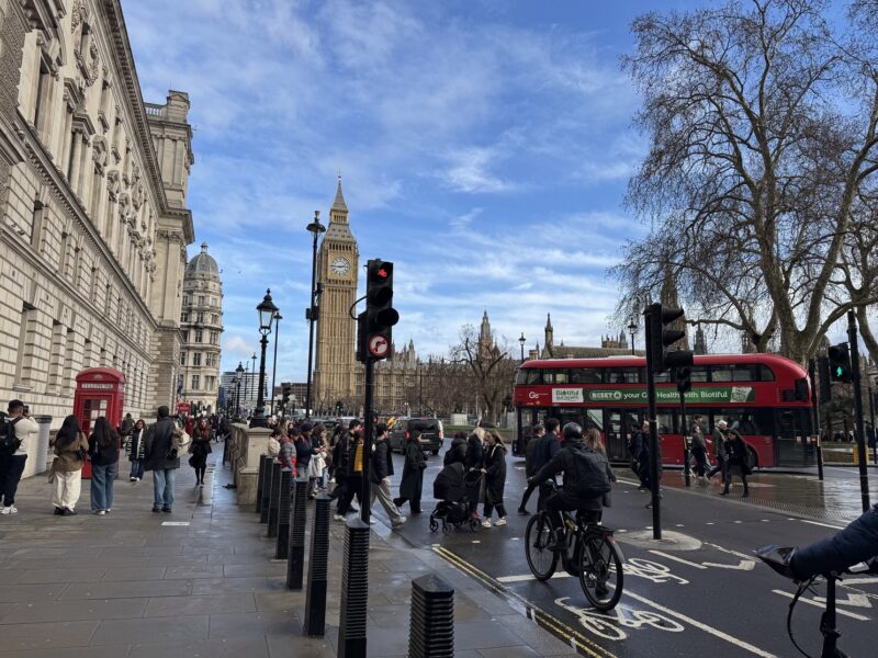Big Ben, un bus à impériale, une cabine téléphonique... tous les clichés de Londres réunis sur une seule photo !