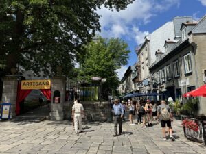 Un marché d'artisans près de la rue Sainte-Anne à Québec, juste derrière la cathédrale de la Sainte-Trinité