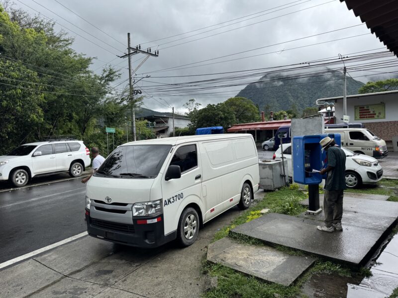 Un minibus arrêté dans la rue à El Valle de Antón