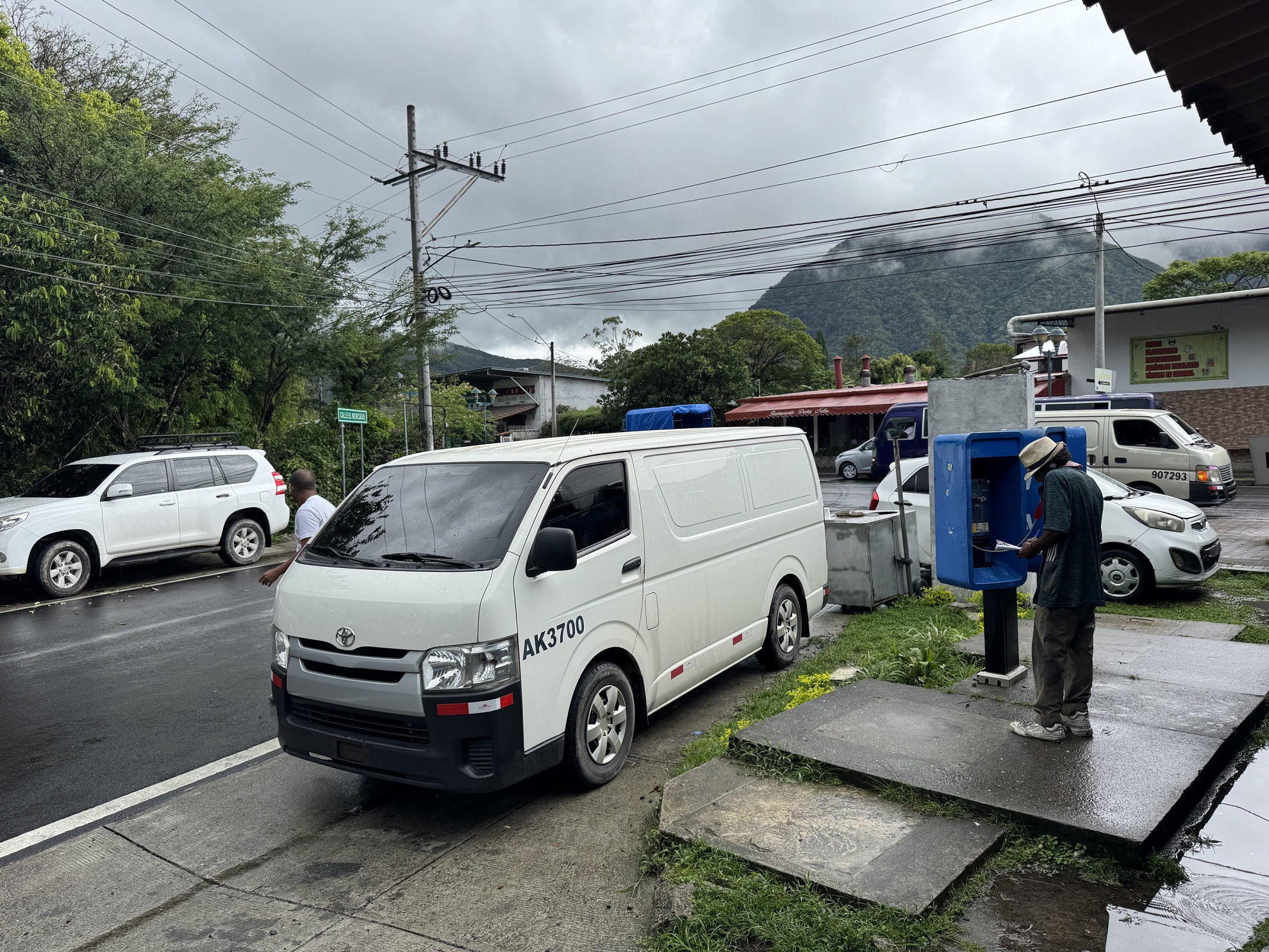 Un minibus arrêté dans la rue à El Valle de Antón