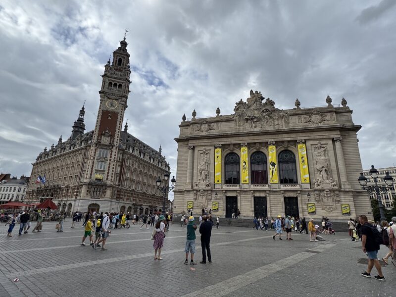 L'opéra de Lille et le beffroi de la Chambre de Commerce de Lille (aux couleurs du Grand Départ 2025 du Tour de France)