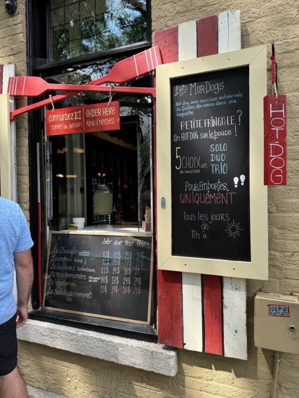 Contre toute attente, ce vendeur dans une rue de Québec vend... des hot-dogs !