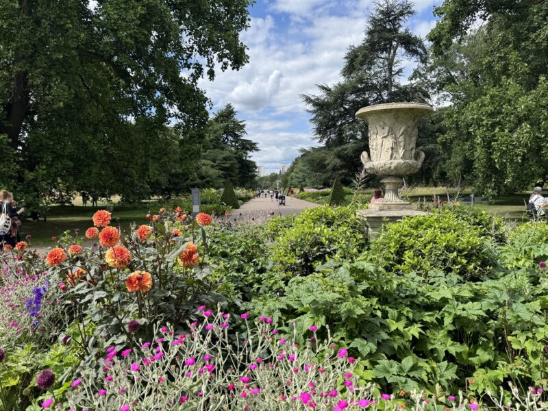 Un parterre fleuri à Kew Gardens en été, avec la perspective sur la Great Broad Walk Borders en arrière-plan