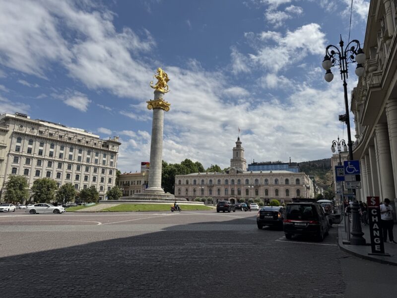 La place de la Liberté et sa colonne de Saint-Georges : un lieu facilement accessible en métro idéal pour finir sa balade