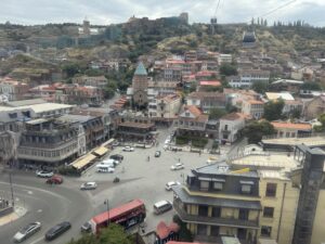 La place Meidan à Tbilissi, vue depuis le téléphérique qui mène sur les hauteurs du mont Mtatsminda