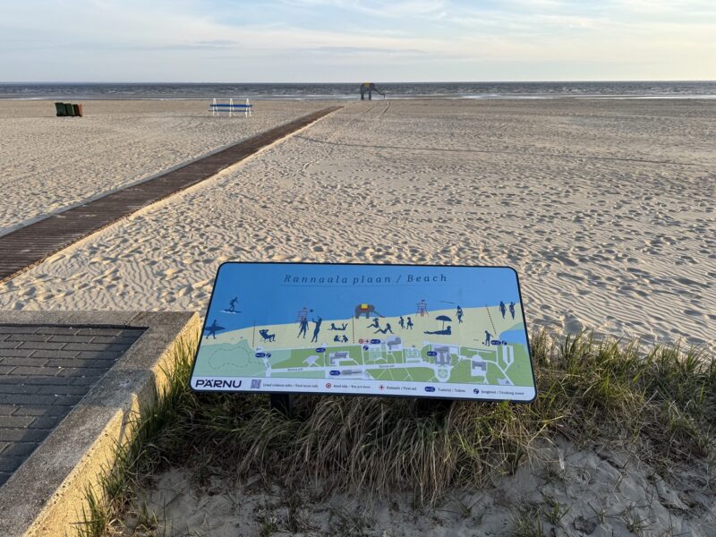 La grande plage de Pärnu, à l'ouest de l'Estonie, avec son toboggan en forme d'éléphant