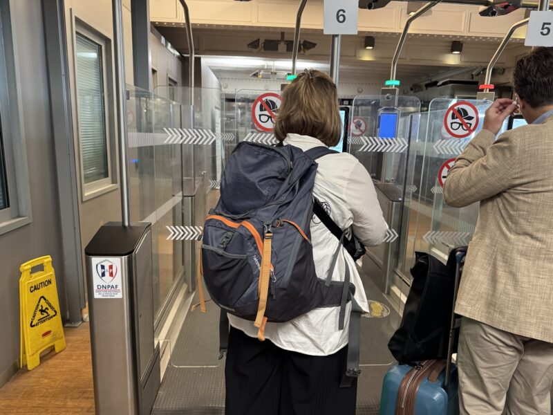 Les portiques automatiques pour le passage de la frontière française, au départ de Gare du Nord